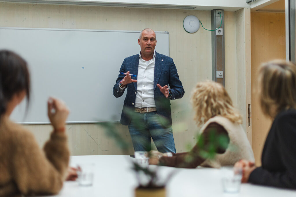 Coach aan het uitleggen voor een whiteboard